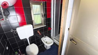 L'agente immobiliare sa come convincere i suoi clienti... scopandoli (roleplay)