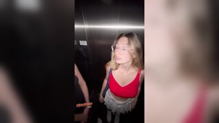 Three-some in ascensore nel centro commerciale