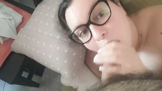 Ragazza fa un pompino amatoriale sul divano con venuta in bocca