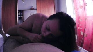 POV Anais fa un intenso pompino sul letto e riceve una bella schizzata in cambio