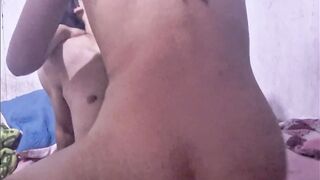 Jovencita de eighteen años resulta ser muy talentosa para montar polla.