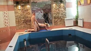 Трахаю блондинку в сауне
