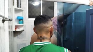 Fernandinha Fernandez burned the shower and called a ally to fix it, this guy ended up falling on his dong and spitting milk!