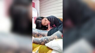 Modelo Colombiana se graba mamando y cabalgando la verga de su mejor amigo