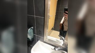 Masturbation risquée dans les toilettes McDonald