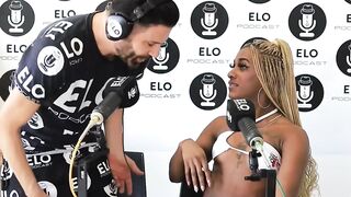 Domi nos muestra como le gusta que le chupen el love button!