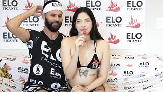 Hermosa colombiana me tira saliva en la boca????????