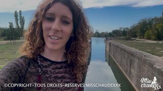 ????????Misschaudexxx, je me fais baiser à la vue de tous au bord d'une écluse