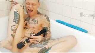 Baths time blunt smokin' with MommyMisfit