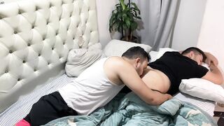 Padrastro me confunde cuando duermo me come el culo a pelo y me lo deja lleno de leche caliente