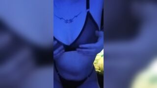 Милая студентка отдыхает дома