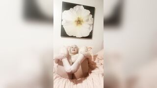 Sluty blond wishes u to suck her toes