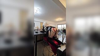 Sissy hawt Lola en tenue latex noir et cheveux blanc se fait prendre en vitesse maximum par sa machine à sexe