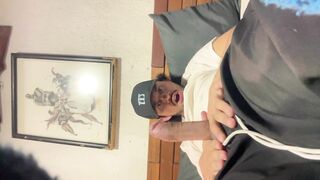 se masturba hasta venirse en su propio pecho