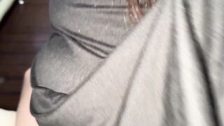 Jefa infiel es follada por empleado mientras habla con su marido por teléfono. ¡CULO ENORME!????