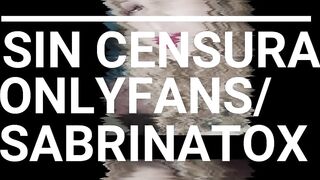 Apoyada en el gimnasio