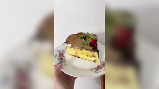 quieren ver mis pies aplastando este bizcocho ????❤️‍???? wanna watch my feet crushing this cake ????❤️‍????