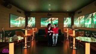 Masturbé al gerente de un club nocturno en la sala VIP, mi cornudo filmó todo desde otra mesa.