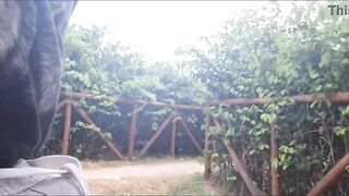 Masturbaçao arriscada em público no parque de pau duro para desconhecida!