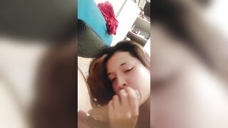 La encontré a mi hijastra sola y la puse a chupar