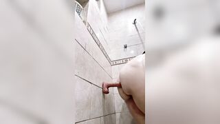 Chica gordita bañándose mientras se mete un consolador en el ano