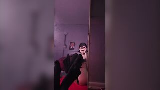 ROCK T-GAL WORSHIPS HER OWN SMELLY FEET AND JERKS OFF