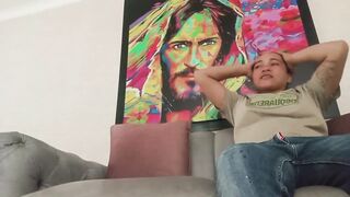 recibo la visita en mi sala y comenzamos a besarnos y tocarnos