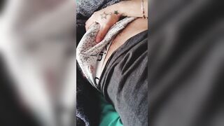 Despierto con la verga dura y juego con ella