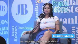 ¡La lalin girl aceitada con HERMOSAS TETAS Kataleya Ross se sube a la máquina vibradora hasta correrse!