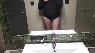 Preparándome antes de bañarme