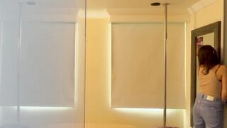 La chica de limpieza me graba mientras tengo sexo telefónico parte 1