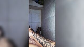 Me masturbo en la ducha y le gusta verme mientras le echo la leche