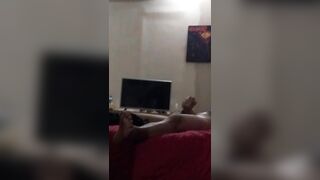 Hombre gimiendo rico mientras se masturba