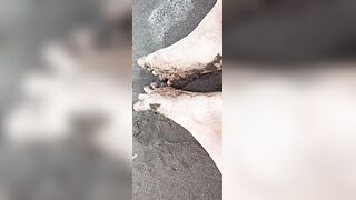 Pies sucios caminan en la playa y se muestran en la calle