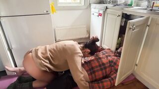 Wife bangs the plumber whilst this guy's fixing the sink pipes