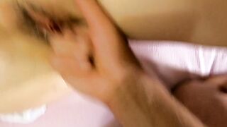 La mia compagna di scuola mi squirta in mano , succhia il mio cazzo e beve la mia sborra calda