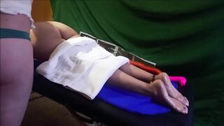 Masaje amateur a chica de cuerpo y pies realizado por chico CD travestido de culo espectacular