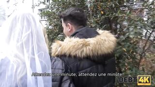 DEBT4k Une grosse dette est la raison pour laquelle la fille se fait baiser en présence du marié