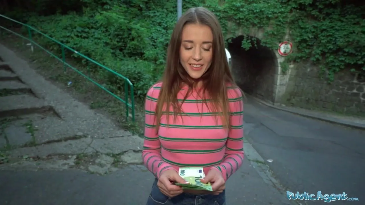 Free Public Agent Sybil Kailena wonders into the path of a stranger for  spontaneous screwing Porn Video