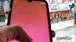 Mi novio toma el control de mi vibrador y me hace mojar en el centro comercial