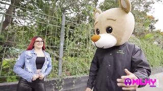 Rosario is concupiscent on the street and ends up screwing Milky Bear ... Don't look at him if u're sensitive !!