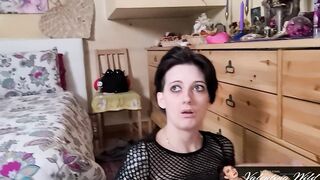 Si mette in culo i tacchi delle scarpe e mostra i suoi piedini