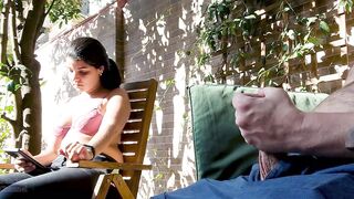 Mi hijastro se saca la polla mientras yo juego al Candy Crush