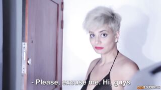 Amaranta Hank bangs a fan