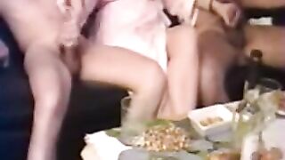 Amateur wife double tugjob