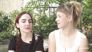 Deutsche Blondine wird von Freundin mit Thong-On gevï¿½gelt