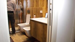 L'idraulico invece di sistemarmi la doccia mi sistema il buco del culo...