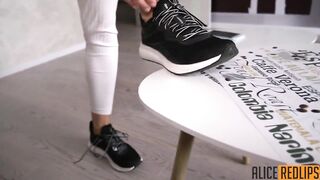 Отпипись в вагину девушку в красном