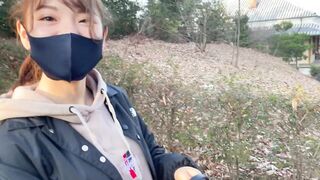 『女子大生ノーパン露出』彼氏のパーカー着て下半身は丸出し公園デート!そのまま野外で中出しSEX♡ 素人カップル/美少女/10代/パイパン/野外露出/青姦/スマホ/English subtitles