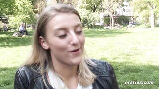 Geile nineteen-jährige Münchnerin verwöhnt Muschi vor Kamera